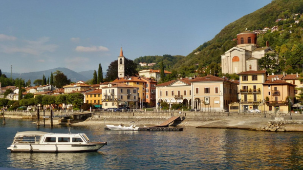W XIX wieku, Laveno Mombello był domem ważnych ceramicznych branż. Dziś jest miastem portowym, które łączy prowincje Varese Verbania i słynne Wyspy Borromee jeziora Maggiore. #Włochy #LavenoMombello #Laveno #miasto #jezioro #Maggiore
