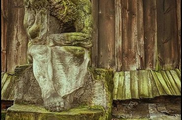 od lat na tych schodach siedzi #światek #rzeźby