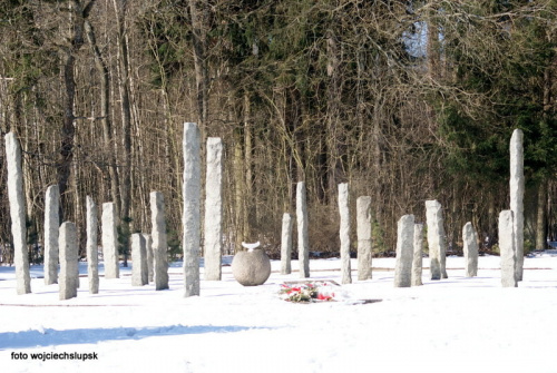 Pomnik pomordowanych więźniów obozu Stutthof - Lasek Południowy Słupsk
