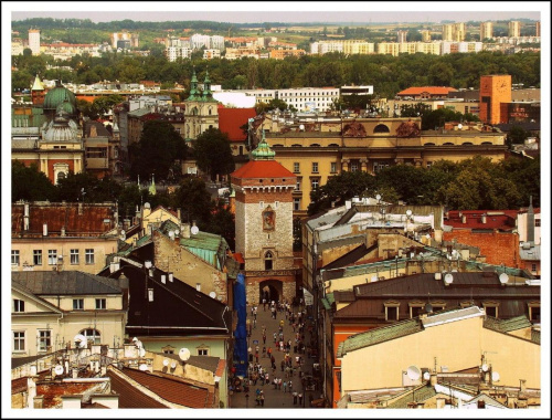 Brama Floriańska - widok z wieży Bazyliki Mariackiej #architektura #Floriańska #Kraków #miasto #starówka #widok #WidokZWieży #zabytki #zwiedzanie #WieżaMariacka #BazylikaMariacka
