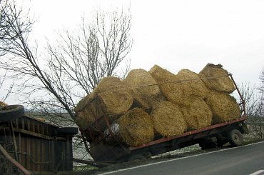 wyglądało groźnie ... #NaDrodze #słoma #traktor #wypadek