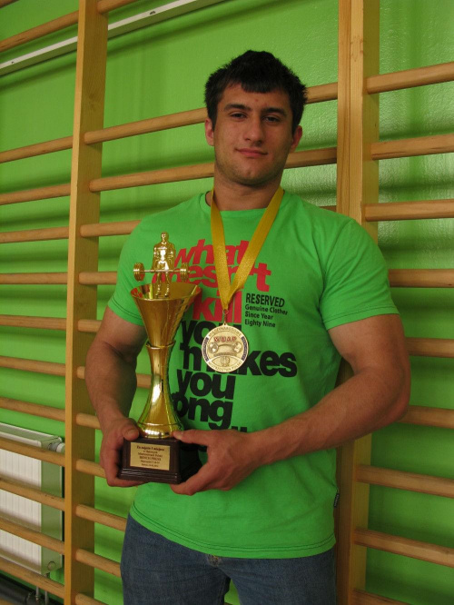 Tomasz Bajkowski - uczeń klasy IIc zajął I miejsce w Halowych Mistrzostwach Polski BENCH PRESS w kategorii Mężczyźni T 18-19. Leżąc wycisnął sztangę o wadze 212,5 kg. Zawody odbyły się 14 kwietnia 2013 roku w Zalesiu.