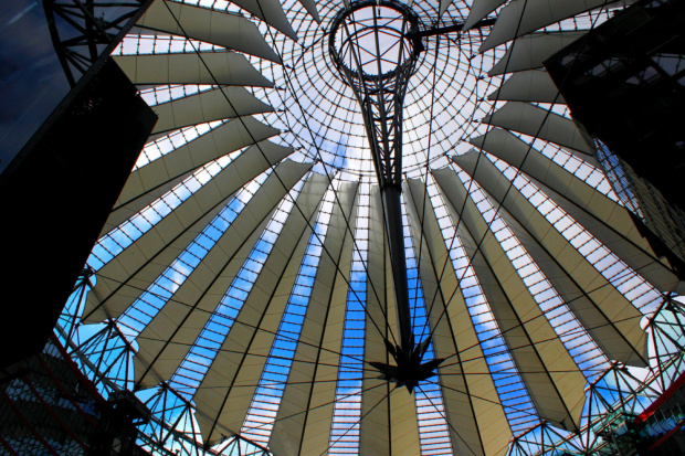 Szklany dach nad centralnym placem Sony Center. #Berlin #architektura #podróże