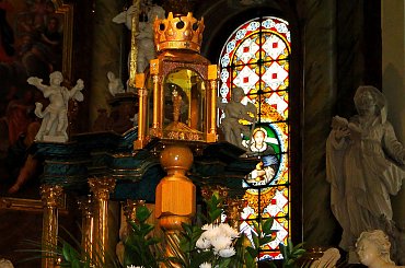 Największym skarbem tej świątyni, skarbem, dla którego oprawy została wzniesiona, jest maleńka, zaledwie dziewieciocentymetrowa, kamienna figurka Matki Bożej z Dzieciątkiem. #kościoły