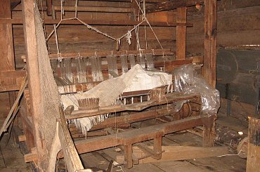 Zagroda Guciów, w stodole - krosna tkackie, 5 05 2013 #Guciów #strzecha