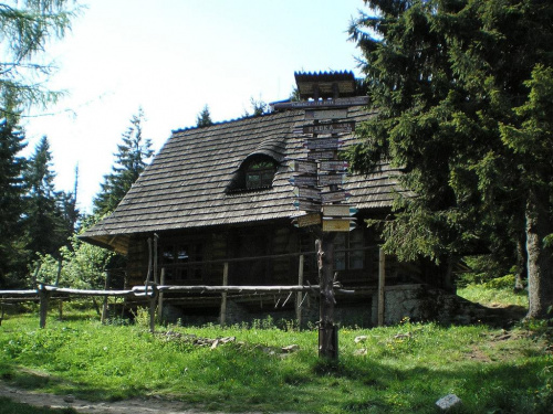 Muzeum i drogowskaz obok schroniska na Turbaczu #góry #beskidy #gorce #turbacz #HalaDługa #łopuszna