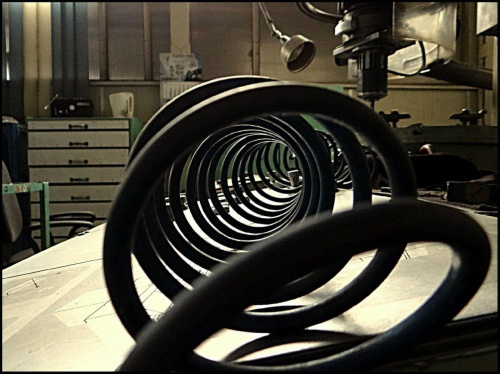 Narzędziownia - przewód do sprężonego powietrza #HalaProdukcyjna #industrial #maszyny #narzędziownia #produkcja #przewody