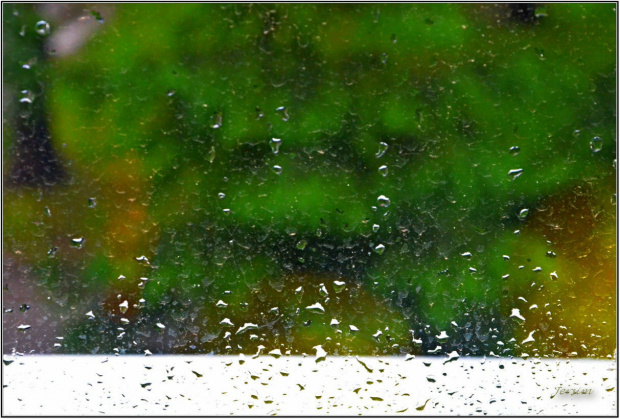Za szkłem malowane deszczem...