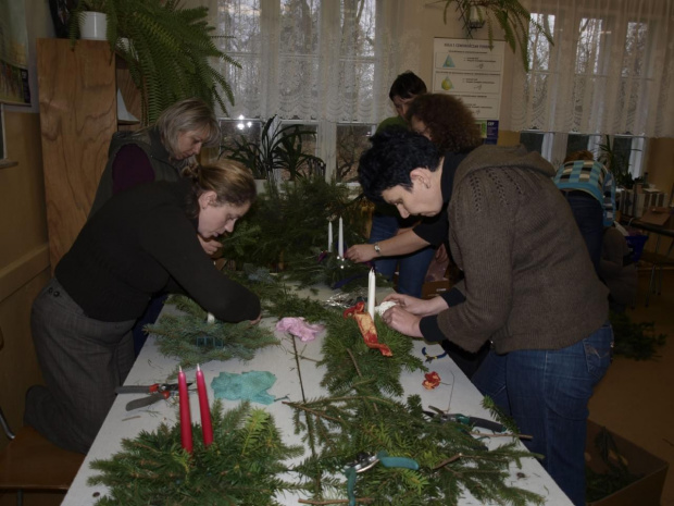 Kolejne zdjęcia z przygotowania przez słuchaczy studium kształcącego w zawodzie Florysta wystroju szkoły oraz stroików na kiermasz świąteczny. Zdjęcia wykonała i udostępniła Jolanta Chabros #Sobieszyn #Brzozowa #Florysta