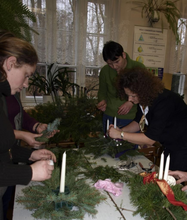 Kolejne zdjęcia z przygotowania przez słuchaczy studium kształcącego w zawodzie Florysta wystroju szkoły oraz stroików na kiermasz świąteczny. Zdjęcia wykonała i udostępniła Jolanta Chabros #Sobieszyn #Brzozowa #Florysta