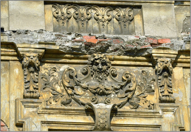płaskorzeźby i portale na kamienicach