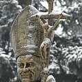 Pomnik Papieża Polaka Jana Pawła II przy kościele w Piaskach Wielkopolskich
