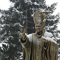Pomnik Papieża Polaka Jana Pawła II przy kościele w Piaskach Wielkopolskich