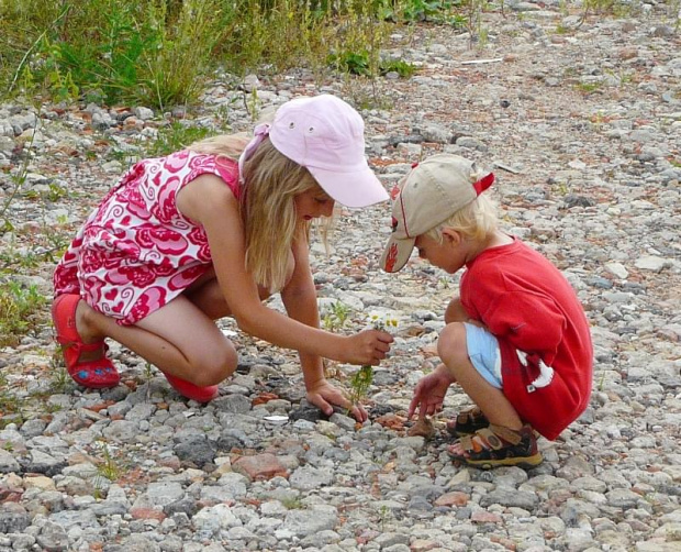 Cerekwica sierpień 2011. Konstancja i Maurycy na dnie okresowego potoku. Podczas większych opadów płynie nim woda. #dzieci