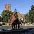 Para rumaków w centrum miejscowości Pępowo - to pomnik symbolizujący bogactwo wsi Pępowo, która niegdyś słynęła ze stadniny koni.