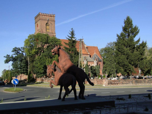 Para rumaków w centrum miejscowości Pępowo - to pomnik symbolizujący bogactwo wsi Pępowo, która niegdyś słynęła ze stadniny koni.