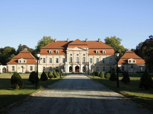 Pałac w Pępowie został wybudowany pod koniec XVIII w. przez Józefa Mycielskiego . Więcej zdjęć zarówno z zewnątrz jak i w środku tutaj :
http://www.fotosik.pl/u/tryl7/album/800387