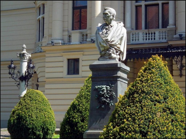 Kraków.Pomnik A.Fredry przed Teatrem Słowackiego.