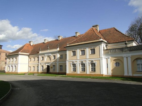 Oficyna pałacu Mielżyńskich w Pawłowicach