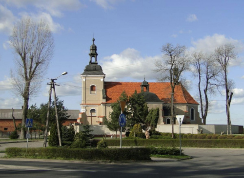 Kościół parafialny w Pawłowicach pw. Matki Bożej Śnieżnej z XVI wieku, przebudowany w 1741. W kościele jest pochowany m.in. generał Stanisław Kostka Mielżyński .