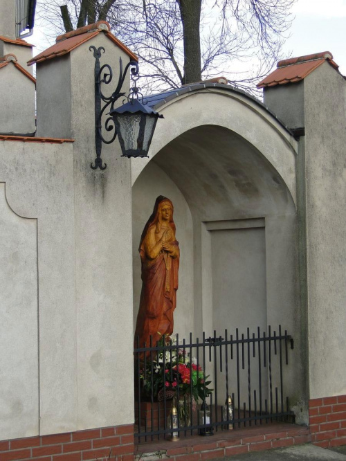 Figura znajdująca się przy kościele