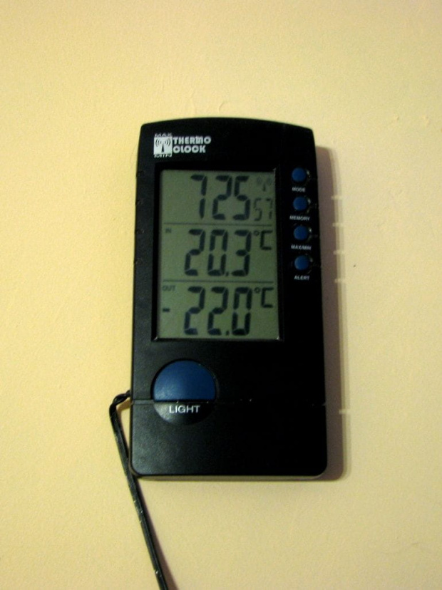 Wzorem kolegi Galambosza sfociłam termometr, coby udokumentować jaki mróz panuje dzisiaj.
W szczecińskiem takie temperatury to rzadkość...
Aż strach pomyśleć, co będzie dalej !
