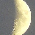 3.09. 19 godz. 55 min 24 sek. Cerekwica. Księżyc zbliża się do pierwszej kwadry. Zdjęcie robione z 2.7 zoomem cyfrowym, pomimo odszumiania, część szumu pozostała. #CiałaNiebieskie