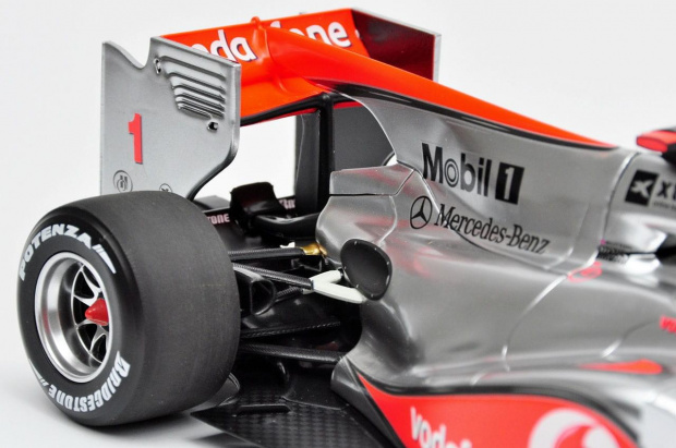 McLaren Mercedes MP 4/25 2010 #1 Jason Button - 1:18 Minichamps