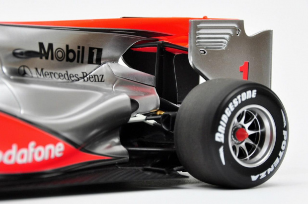 McLaren Mercedes MP 4/25 2010 #1 Jason Button - 1:18 Minichamps