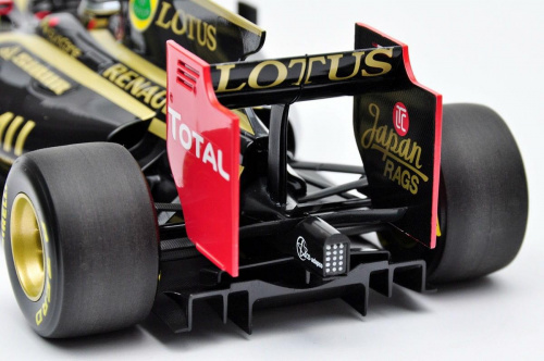 Lotus Renault GP R31 Showcar #9 Nick Heidfeld 2011 - 1:18 Minichamps