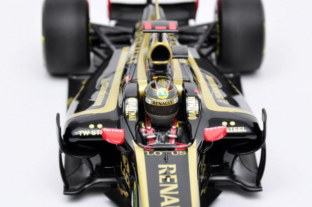 Lotus Renault GP R31 Showcar #9 Nick Heidfeld 2011 - 1:18 Minichamps