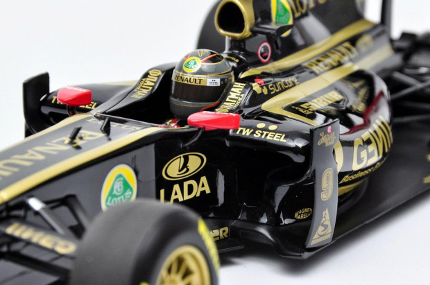 Lotus Renault GP R31 Showcar #9 Nick Heidfeld 2011 - 1:18 Minichamps