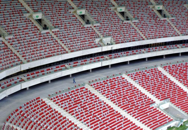 kontast wielkości człowieka a stadionu robi wrażenie