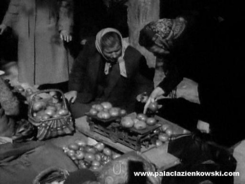 Choć nie pada nazwa "Staszów", można rozpoznać że o nie chodzi. Filmik nakręcono w 1956 roku. #film #miasteczko #staszów