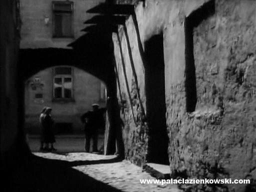 Choć nie pada nazwa "Staszów", można rozpoznać że o nie chodzi. Filmik nakręcono w 1956 roku. #film #miasteczko #staszów