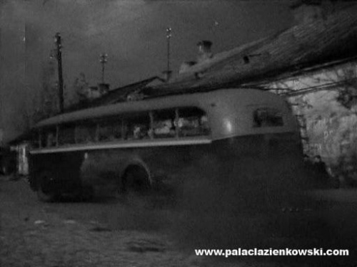 Choć nie pada nazwa "Staszów", można rozpoznać że o nie chodzi. Filmik nakręcono w 1956 roku. #film #miasteczko #staszów