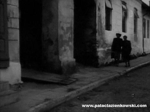 Choć nie pada nazwa "Staszów", można rozpoznać że o nie chodzi. Filmik nakręcono w 1956 roku. #film #miasteczko #staszów