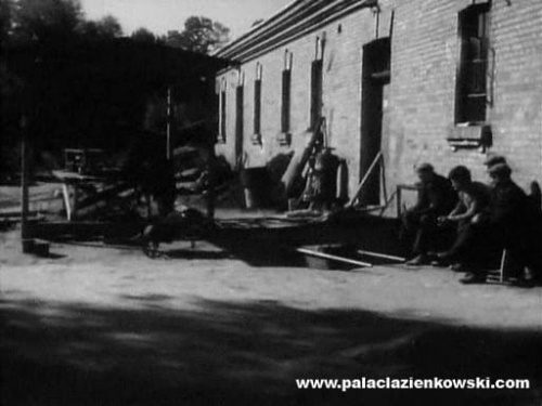 Choć nie pada nazwa "Staszów", można rozpoznać że o nie chodzi. Filmik nakręcono w 1956 roku. #film #miasteczko #staszów