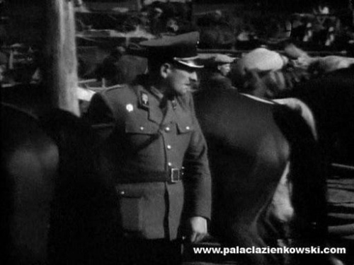 Choć nie pada nazwa "Staszów", można rozpoznać że o nie chodzi. Filmik nakręcono w 1956 roku. #film #miasteczko #staszów