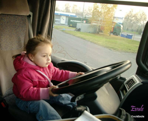 Jadę sobie ciężarówką :) Jestem bardzo skupiona... #kierowca #Maja #wnuczka